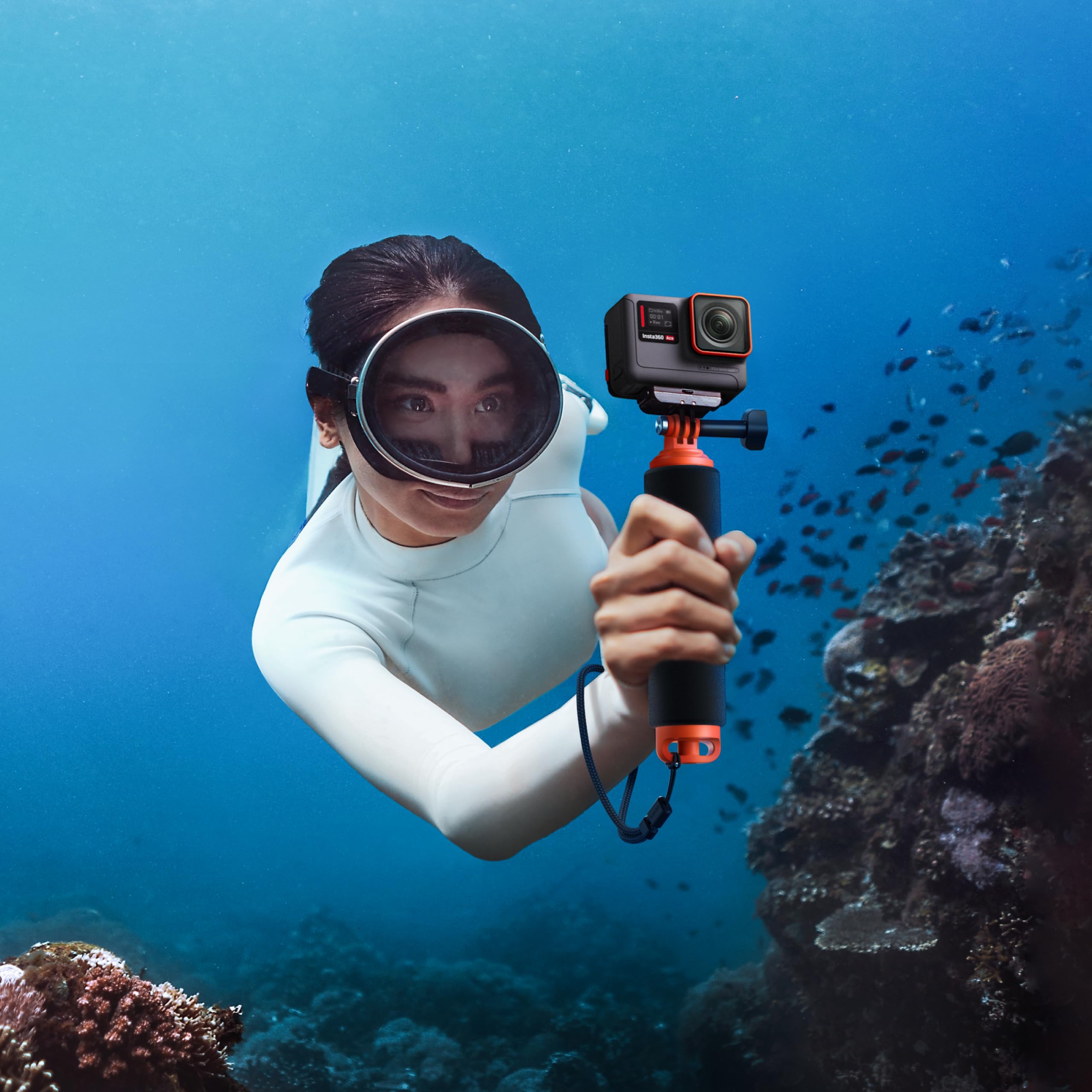 insta360-poign-e-flottante-noir-et-orange-support-flottant-antid-rapant image 5