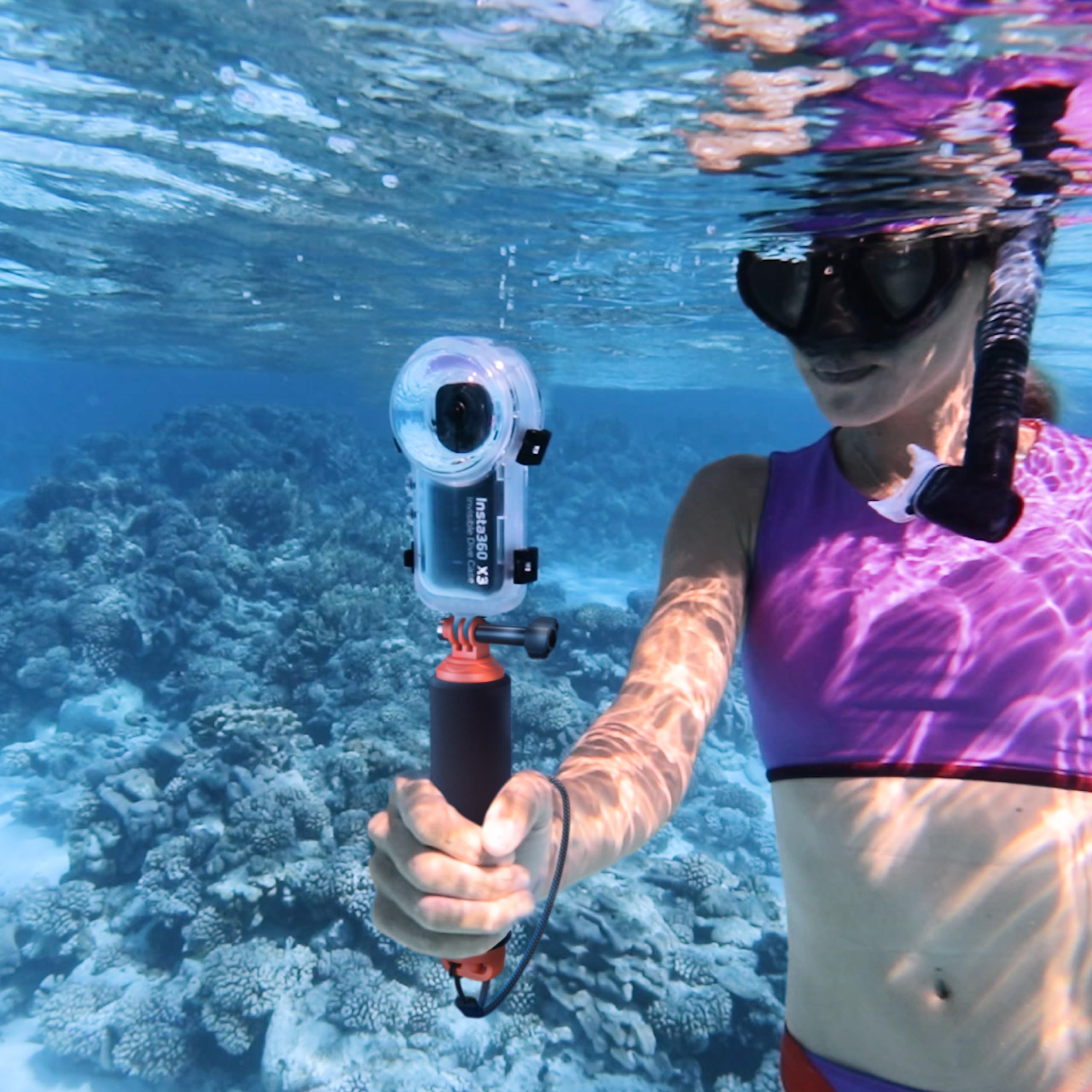 insta360-poign-e-flottante-noir-et-orange-support-flottant-antid-rapant image 3
